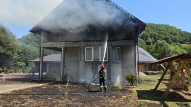 interventie-a-pompierilor-la-casva.-au-ars-150-mp-dintr-o-casa