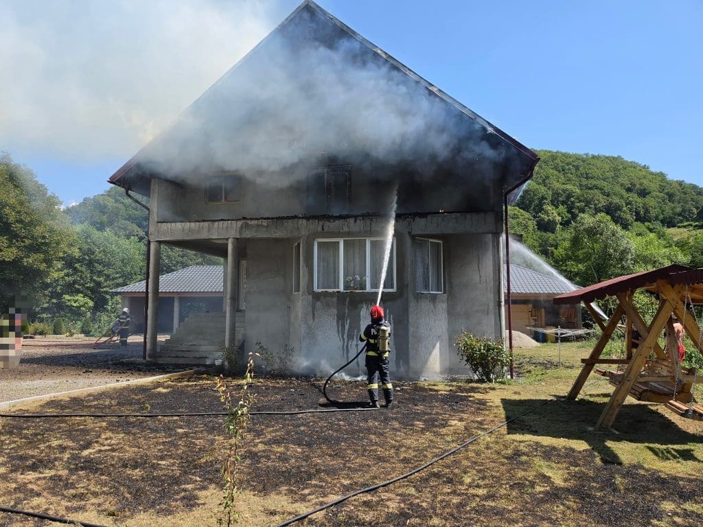 interventie-a-pompierilor-la-casva.-au-ars-150-mp-dintr-o-casa