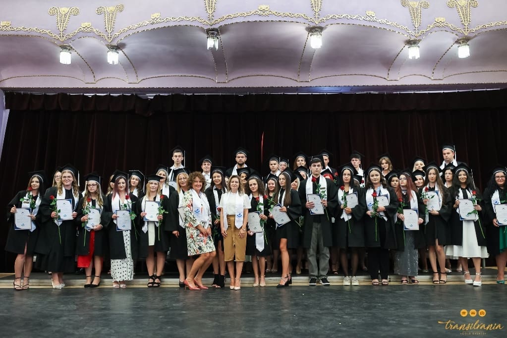 foto-generatia-luminii.-cea-de-a-25-a-promotie-a-scolii-postliceale-dimitrie-cantemir,-sarbatorita