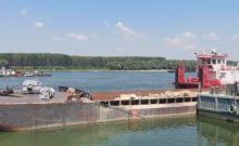 autoritatile-au-amanat-pentru-vineri-scufundarea-in-dunare-a-primelor-doua-barje-incarcate-cu-piatra