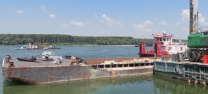 autoritatile-au-amanat-pentru-vineri-scufundarea-in-dunare-a-primelor-doua-barje-incarcate-cu-piatra