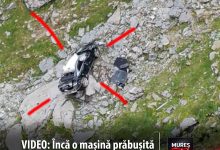 video:-inca-o-masina-prabusita-in-rapa-pe-transfagarasan!-este-al-doilea-incident-de-acest-fel-de-la-deschiderea-drumului-din-acest-an