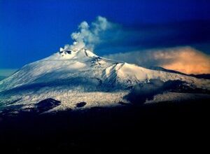 ministerul-de-externe-atentioneaza-ca-autoritatile-regiunii-italiene-sicilia-au-ridicat-nivelul-de-alerta-pentru-vulcanul-etna