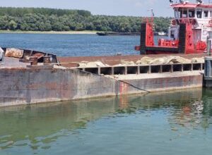 manevre-pentru-scufundarea-ultimelor-doua-barje-in-dunare,-pe-bratul-bala