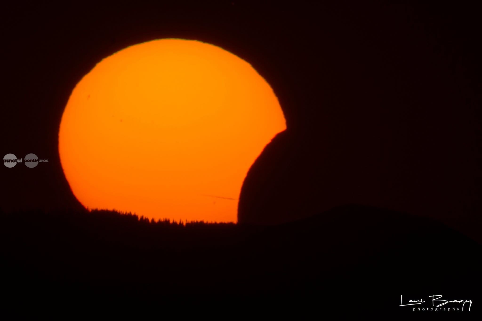 eclipsa-partiala-de-soare,-surprinsa-spectaculos-in-judetul-mures