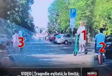 tragedie-evitata-la-limita-in-targu-mures!-trei-dintr-o-lovitura:-un-trotinetist-a-aparut-brusc-in-fata-unei-masini,-alti-pietoni-circula-pe-strada-printre-masini!