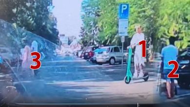tragedie-evitata-la-limita-in-targu-mures!-trei-dintr-o-lovitura:-un-trotinetist-a-aparut-brusc-in-fata-unei-masini,-alti-pietoni-circula-pe-strada-printre-masini!