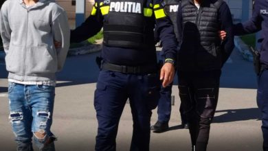 tineri-retinuti-de-politistii-mureseni-dupa-ce-au-talharit-o-femeie-de-85-de-ani-in-cartierul-dambu-pietros!