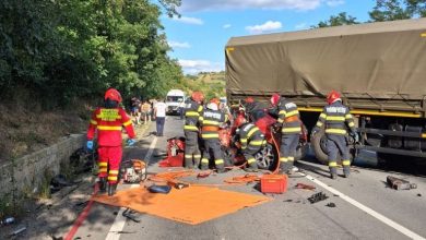foto:-impact-cu-trei-morti-in-localitatea-mureseana-mihai-viteazu,-intre-un-autocamion-militar-si-trei-autoturisme