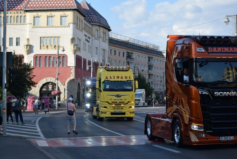fotoreportaj:-peste-80-de-camioane-tunate-la-parada-primei-editii-a-fomco-truck,-pe-traseul-cristesti-–-targu-mures