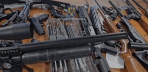 zeci-de-arme-si-mii-de-cartuse,-confiscate-in-judetul-brasov
