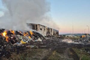 activitatea-de-salubritate-continua-la-let-–-covasna,-dupa-incendiul-de-la-statia-de-sortare-a-deseurilor