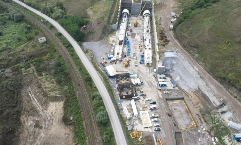 lucrarile-pe-calea-ferata-brasov–sighisoara-avanseaza.-„cartitele”-au-sapat-aproape-7-kilometri-de-tunel