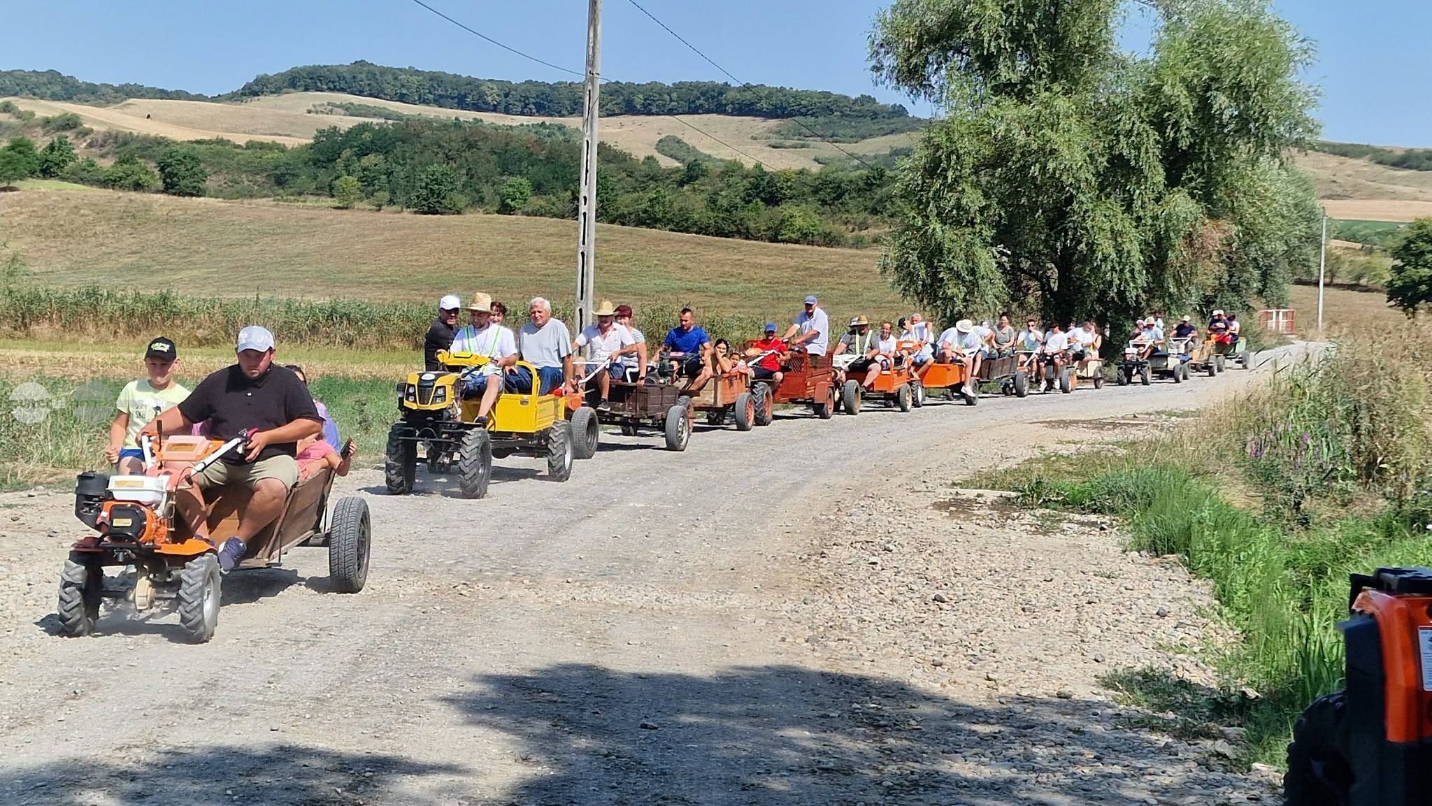 ziua-motocultorului-a-inceput-la-cotus.-parada-pe-roti,-concurs-de-indemanare-si-petrecere