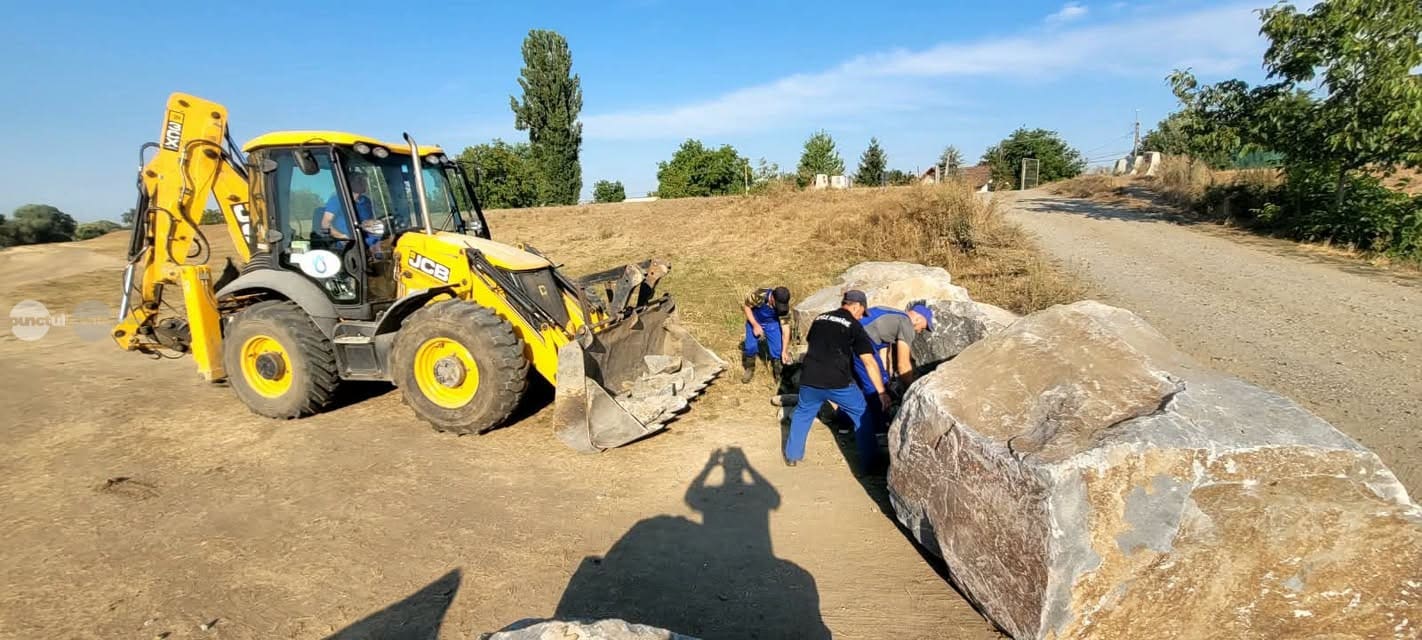 lucrari-de-protectie-pe-digul-raului-mures,-in-targu-mures,-dupa-deteriorari-cauzate-de-masini