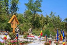 foto:-moment-solemn-in-satul-saniacob:-mormantul-eroilor,-sfintit-si-comemorat