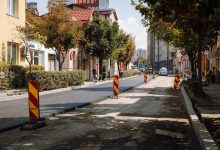 lucrarile-de-pe-strada-cuza-voda-avanseaza,-iar-in-aceasta-etapa-se-toarna-primul-strat-de-asfalt
