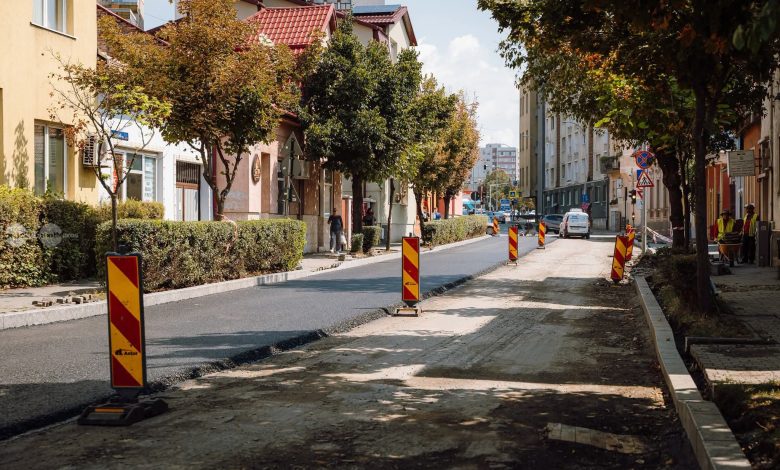 lucrarile-de-pe-strada-cuza-voda-avanseaza,-iar-in-aceasta-etapa-se-toarna-primul-strat-de-asfalt