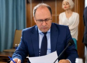 ministrul-interimar-al-educatiei-transmite-ca-nu-va-propune-guvernului-reducerea-sprijinului-anual-acordat-elevilor-prin-bursele-sociale