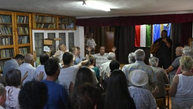 poezie,-muzica-si-arta-la-sangeorgiu-de-mures:-baricz-lajos-si-a-lansat-doua-noi-volume-de-sonete