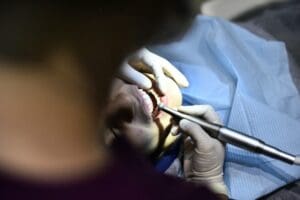 390-de-stomatologi-mureseni-fac-decontari-de-servicii-dentare