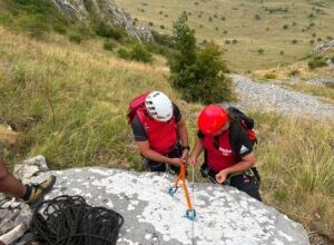 echipa-de-interventie-salvamont-alba-a-recuperat-in-siguranta-doi-turisti-care-erau-blocati-pe-versant-la-piatra-secuiului