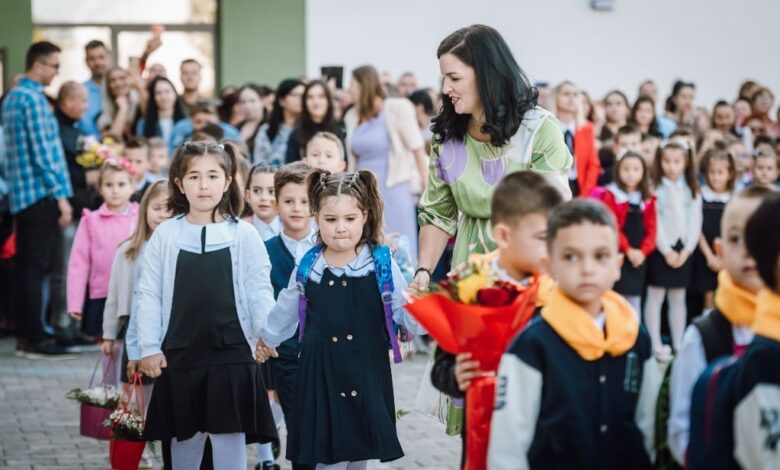 foto-video-respect-pentru-generatiile-viitoare-1.000-de-elevi-din-sancraiu-de-mures,-primiti-in-scoli-modernizate-si-ultradotate