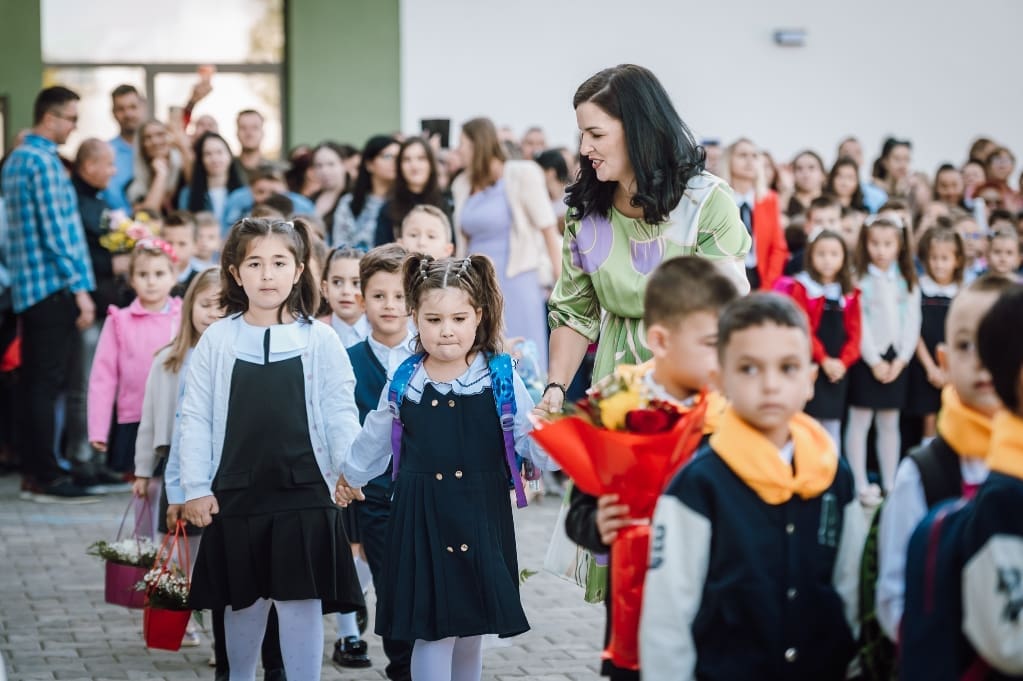 foto-video-respect-pentru-generatiile-viitoare-1.000-de-elevi-din-sancraiu-de-mures,-primiti-in-scoli-modernizate-si-ultradotate