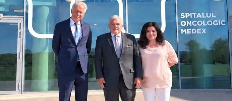 excelenta-sa-adrian-zuckerman,-in-vizita-la-spitalul-oncologic-medex-din-targu-mures