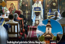sarbatoare-dubla-la-targu-mures:-indragitul-parinte-silviu-negrutiu-a-slujit-de-nasterea-maicii-domnului-la-istorica-biserica-de-lemn-din-cornisa!