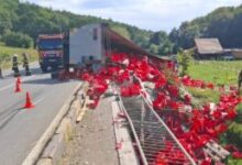trafic-blocat-la-intrarea-in-municipiul-sighisoara,-dinspre-targu-mures,-dupa-ce-un-autocamion-s-a-rasturnat-pe-sosea