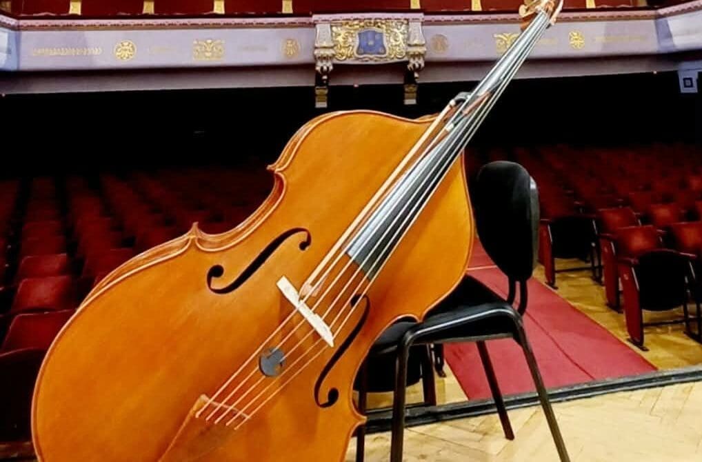 filarmonica-a-primit-primul-contrabas-nou-dupa-50-de-ani,-realizat-de-lutierul-dumitru-pop