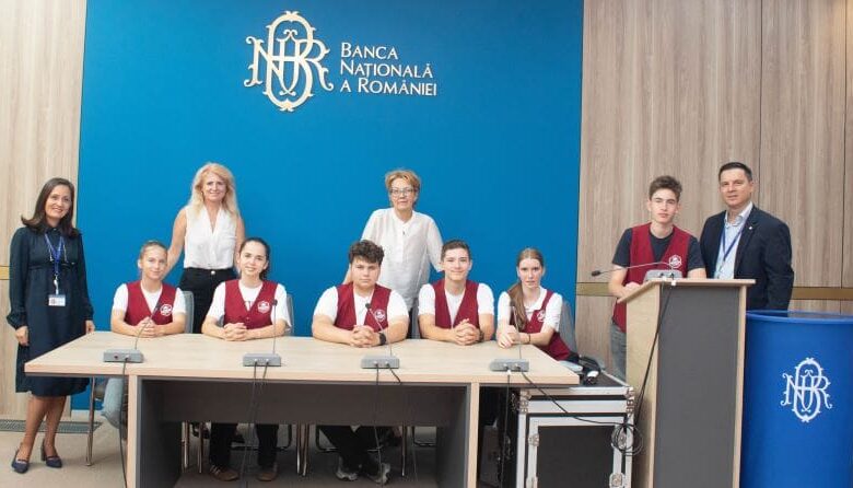 fotoreportaj-de-la-teoria-din-clasa,-la-realitatea-economica.-elevii-liceului-economic-omega-nazna,-in-vizita-la-bnr-mures