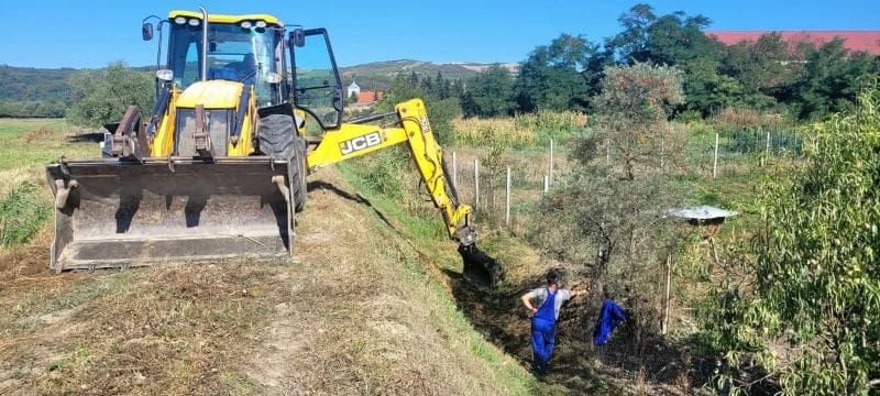 lucrari-de-intretinere-a-digurilor,-in-comuna-sanpaul