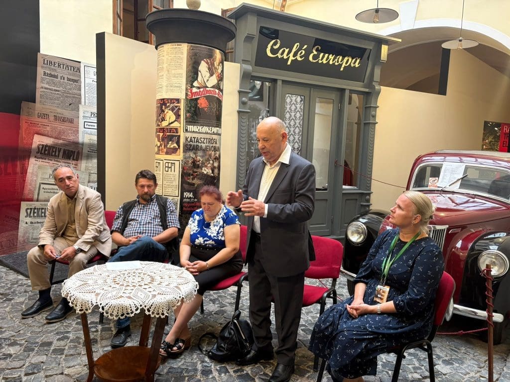 foto:-„politica-face-multe-lucruri-–-bune-sau-rele,-dar-doar-prin-cultura-putem-merge-inainte”.-expozitia-„olarul-a-trei-tari”,-mester-olar-bagossy-sandor