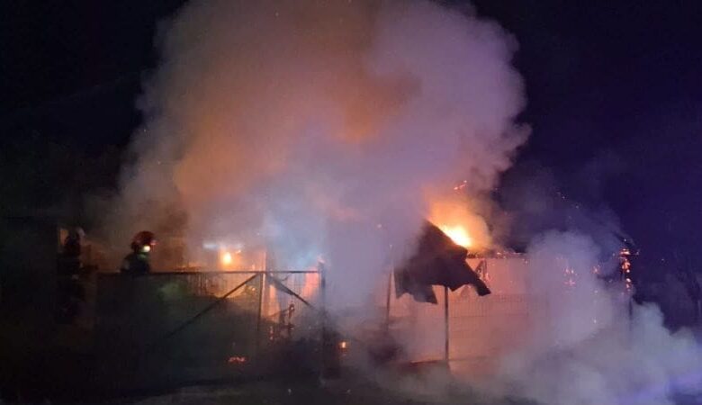 incendiu-nocturn-intr-o-gospodarie-din-sarmasu