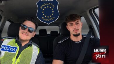 lectie-de-demnitate-in-mures:-doi-politisti-au-refuzat-o-mita-de-2.000-de-lei-si-au-denuntat-un-sofer-prins-cu-lemn-ilegal!