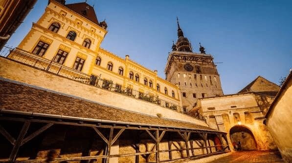 turnul-cu-ceas-din-sighisoara-–-simbolul-cetatii-medievale