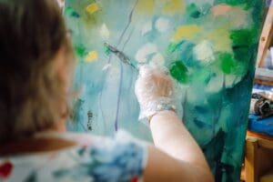 mures:-zeci-de-artisti-plastici,-dialog-intre-generatii-la-tabara-de-creatie-‘atelier-2026’