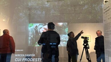 artistul-mircea-cantor-la-camera-k’arte.-film-realizat-la-targu-mures:-artistul-care-si-canta-doina-in-timp-ce-flautul-ii-e-mistuit-de-flacari