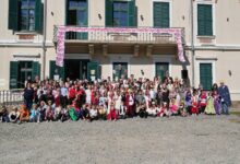 peste-100-de-elevi-din-sangeorgiu-de-mures-au-sarbatorit-ziua-basmului-popular-maghiar-la-castelul-mariaffi