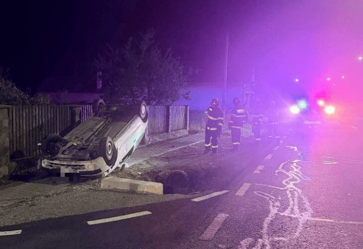 accident-in-comuna-suseni.-un-autoturism-rasturnat-in-afara-partii-carosabile