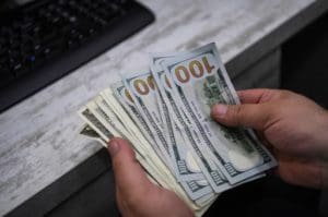 depreciere-puternica-a-leului-in-raport-cu-euro-si-dolarul-american