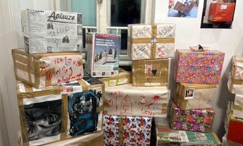 „tracking-absence”:-coletele,-inlocuitoare-ale-prezentei-umane.-expozitia-dianei-gherendi-urmeaza-sa-plece-la-venetia