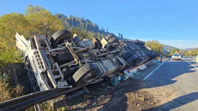 autocamion-incarcat-cu-carne,-rasturnat-in-stanceni