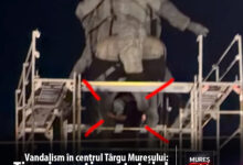 video-|-vandalism-in-centrul-targu-muresului:-tineri-surprinsi-urcati-pe-statuia-lui-avram-iancu,-sub-ochii-nimanui!