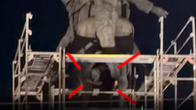 video-|-vandalism-in-centrul-targu-muresului:-tineri-surprinsi-urcati-pe-statuia-lui-avram-iancu,-sub-ochii-nimanui!