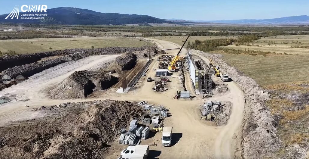 autostrada-a8-targu-mures–targu-neamt:-peste-320-de-muncitori-si-245-de-utilaje-mobilizate-pe-lotul-joseni–ditrau-(video)