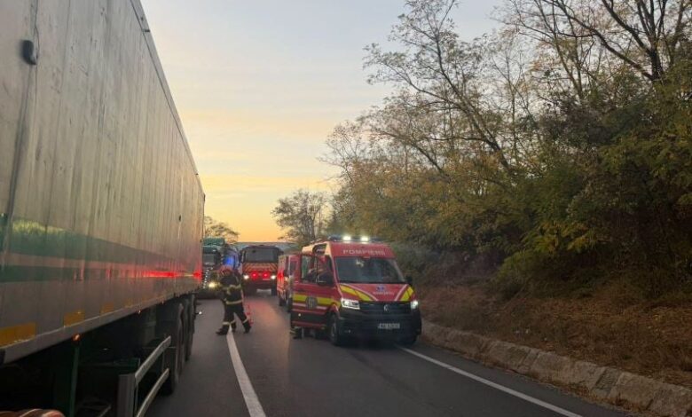 impact-intre-un-autocar-si-un-camion-pe-dn-13,-in-localitatea-mihai-viteazu