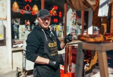 o-ferma-din-harghita-isi-deschide-portile-turistilor:-cum-se-prepara-carnatii,-slanina-si-sunca-dupa-metode-traditionale